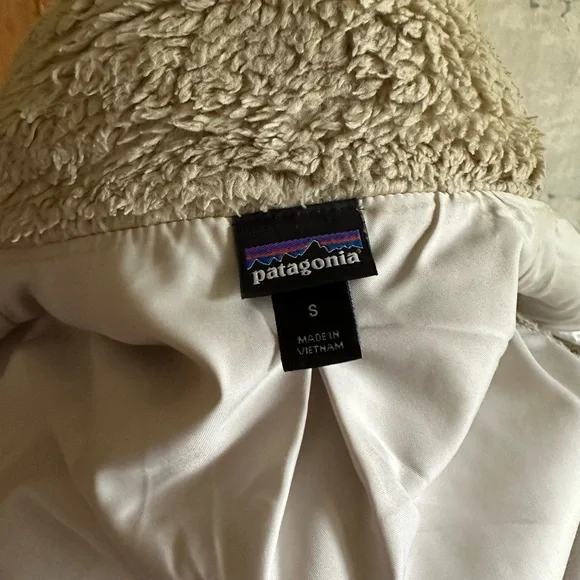 Patagonia Women’s Size Small Vest! Beige. Fluffy. Soft. - Picture 11 of 16